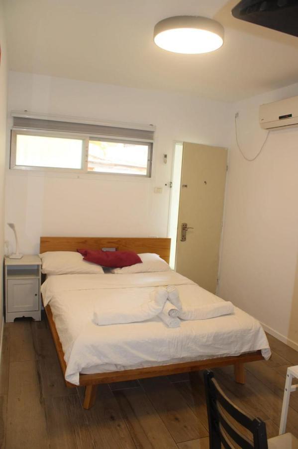 Zimmer Ba'Ir Kfar Saba Esterno foto