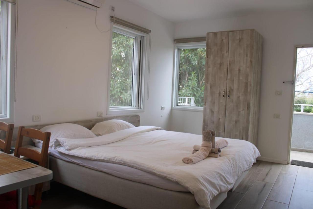 Zimmer Ba'Ir Kfar Saba Esterno foto